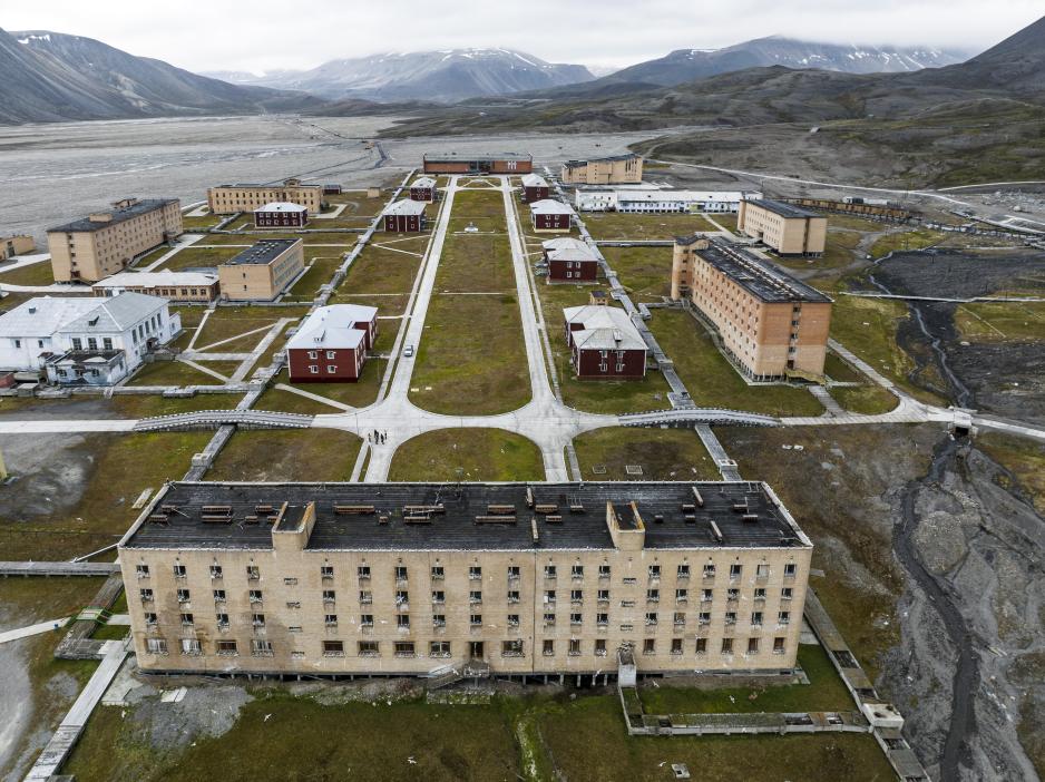 Pyramiden er en nedlagt sovjetisk gruveby ved Billefjorden på Spitsbergen. Nå vil Russlands selskap på Svalbard restituere byen for å styrke dens appell som turistdestinasjon – og dessuten bygge opp internasjonalt vitenskapelig samvirke der. (Foto: Christopher Michel, CC BY-NC-ND 2.0)