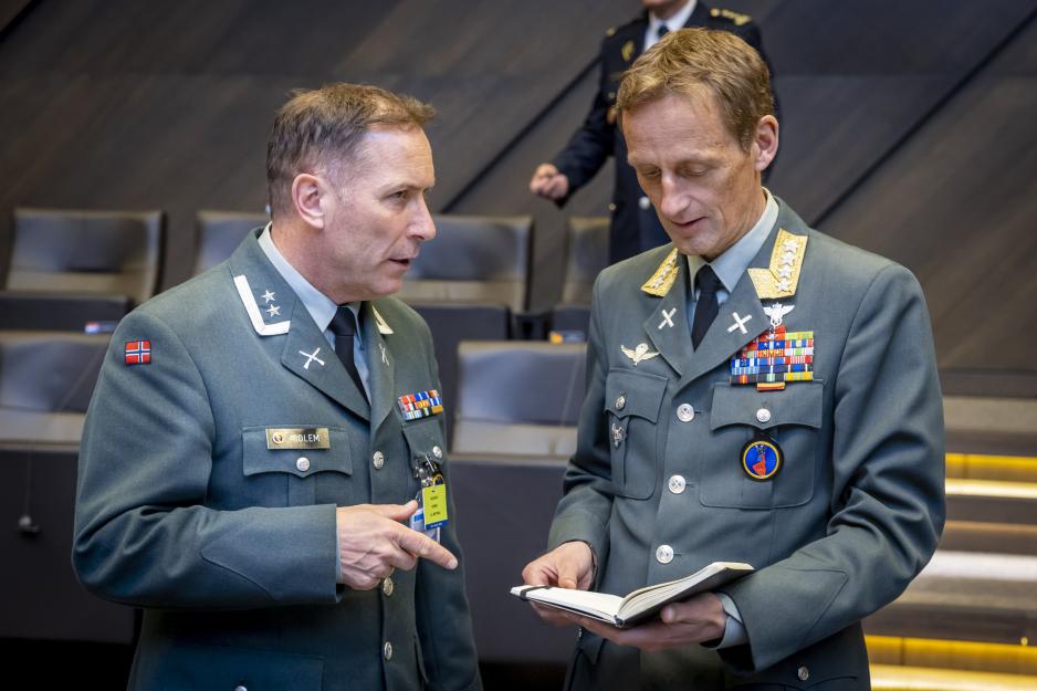 Norges forsvarsjef, general Eirik Kristoffersen (t.h), vil snart være vert for den årlige konferansen til Natos militærkomité som holdes i et av medlemslandene. 16. september innbyr han til pressekonferanse med komiteens leder, admiral Rob Bauer. (Foto: Nato)