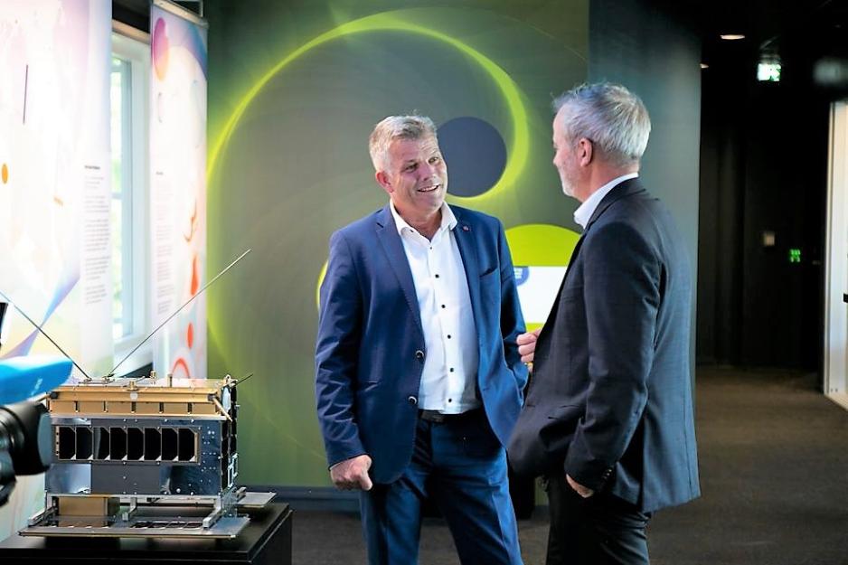 Fiskeri- og havminister Bjørnar Skjæran (Ap) og direktør ved Norsk romsenter Christian Hauglie-Hanssen, ved satelitten som skal som skal overvåke global fiskerikriminalitet. (Foto: Nærings- og fiskeridepartementet) Fiskeri- og havminister Bjørnar Skjæran og direktør ved Norsk romsenter Christian Hauglie-Hanssen.