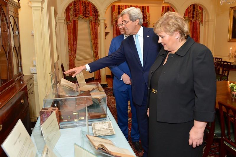 Daværende USAs utenriksminister John Kerry og daværende statsminister Erna Solberg (H) med ektemann Sindre Finnes under et besøk i Det hvite hus i 2016. (Foto: Det amerikanske utenriksdepartementet) Sindre Finnes, John Kerry og Erna Solberg.