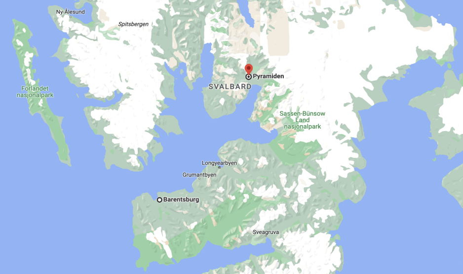 Pyramiden ligger rundt 110 km fra Longyearbyen (med Svalbard lufthavn). Avstanden mellom sistnevnte og Barentsburg er om lag 60 km. Grumantbyen er en tredje russisk bosetning der gruvevirksomheten er nedlagt. (Skjermdump fra Google Maps)