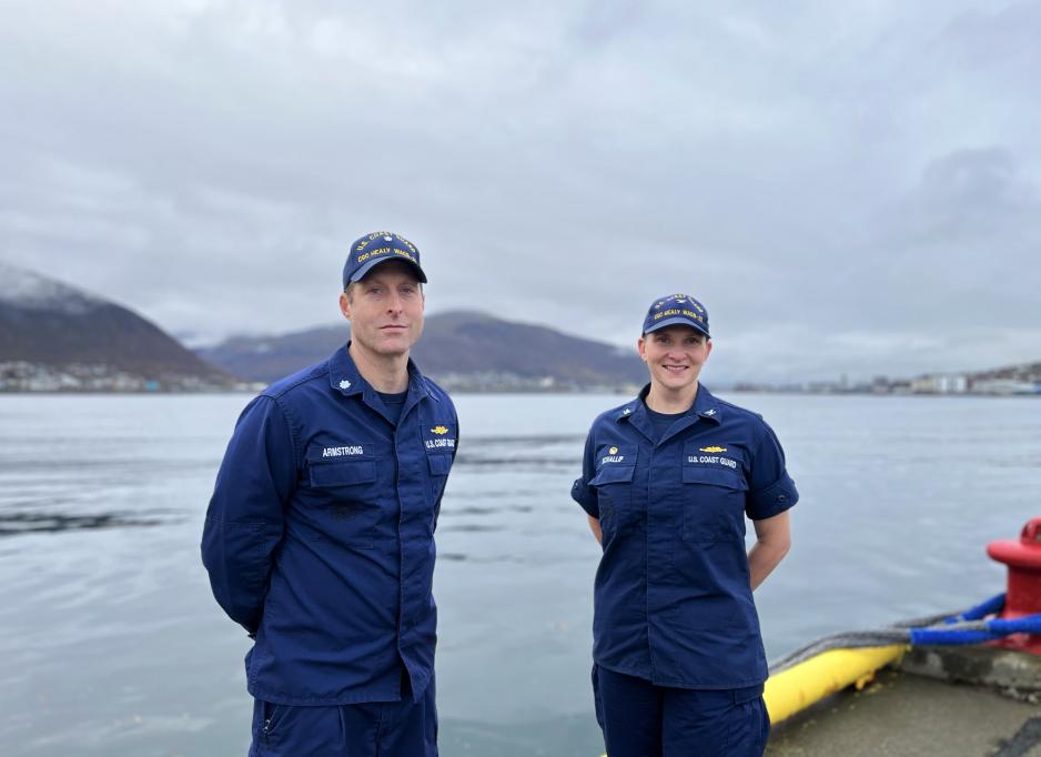 USCGC Healys skipssjef (commanding officer), kaptein Michele Schallip og executive officer, kommandørkaptein Patrick Armstrong, med Tromsøysundet i bakgrunnen. (Foto: Astri Edvardsen) Healy i Tromsø, Schallip og Armstrong