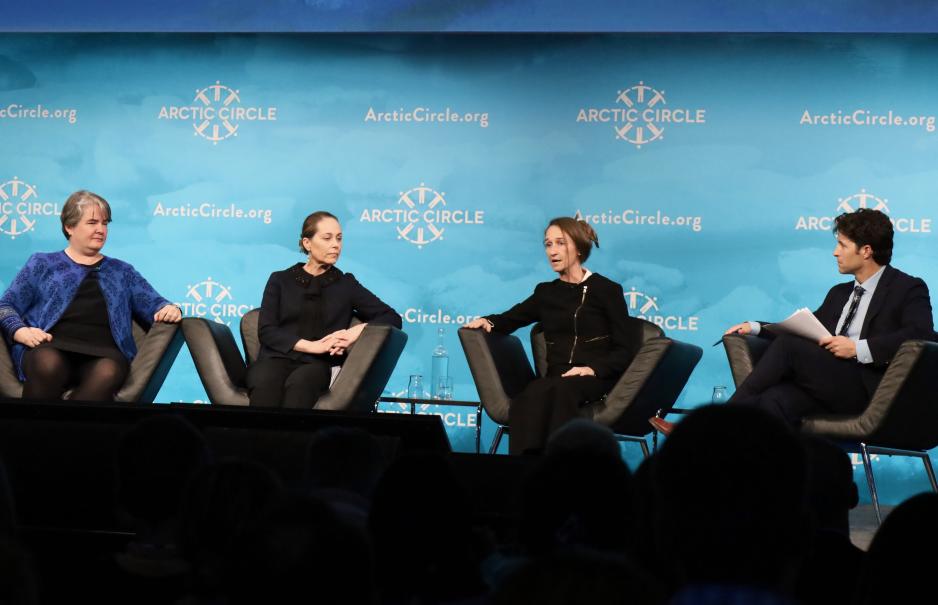 Iris Ferguson (tredje t.h.), statssekretær for Arktis og global motstandsdyktighet i USAs forsvarsdepartementet, på konferansen Arctic Circle. Hun deltok fredag på en panelsamtale om sikkerhet og forsvar sammen med blant andre den norske diplomaten Inga Nyhamar (t.v.) og Sveriges arktiske ambassadør Louise Calais (midten). Samtalen ble ledet av Matthew Hickey ved Ted Stevens Center for Arctic Security Studies, USA. (Foto: Astri Edvardsen)