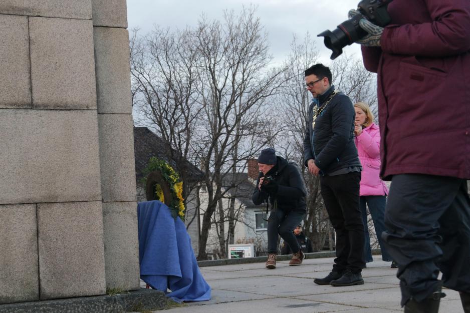 Ordfører Magnus Mæland (H) i Sør-Varanger kommune la ned krans ved Frigjøringsmonumentet, men flyttet hovedarrangementet til et annet sted i Kirkenes. (Foto: Arne O. Holm) Ordfører Magnus Mæland (H) i Sør-Varanger kommune la ned krans ved Frigjøringsmonumentet