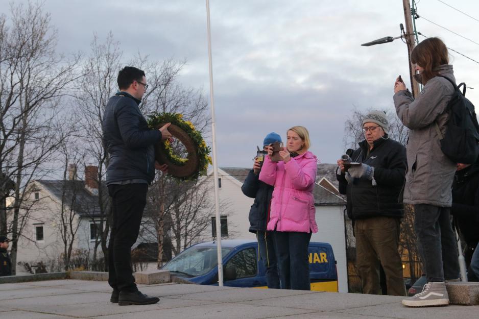 Ordfører Magnus Mæland (H) i Sør-Varanger møter pressen under minnesmarkeringen for frigjøringen av Finnmark under andre verdenskrig. (Foto: Arne O. Holm) Magnus Mæland møter pressen. Minnesmarkering frigjøring av Finnmark