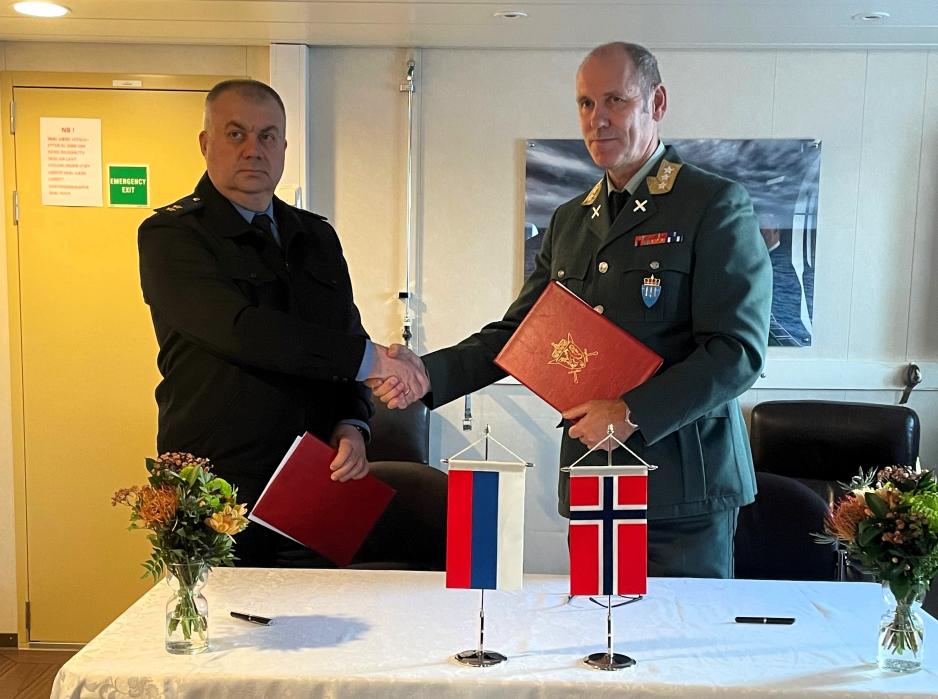 Fra norsk-russisk toppmøte i nord. Bildet viser generalløytnant Stanislav Vladimirovitsj Maslov, sjef for FSBs Grensedirektorat for det vestlige arktiske område og generalløytnant Yngve Odlo, sjef Forsvarets operative hovedkvarter. (Foto: Forsvaret) Norsk russisk toppmøte
