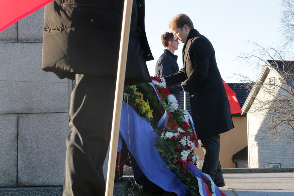Den russiske konsulen i Kirkenes, Nicolay Konygin, valgte å legge den russiske kransen oppå den norske under markeringen av frigjøringen av Finnmark. Foto: Arne O. Holm) Russisk konsul Nikolay Konygin legger ned krans på minnemonumentet i Kirkenes.jpg