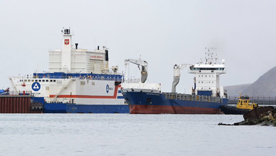 Smp Arkhangelsk arrives next to the floating nuclear power plant Akademik Lomonosov. (Source: Town of Pevek) Smp Arkhangelsk in Pevek.
