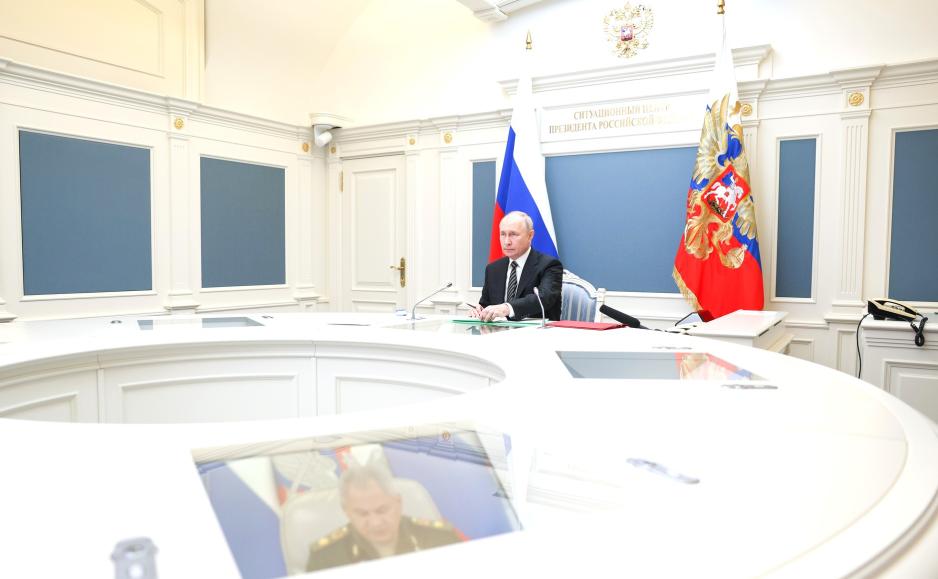 Fra Kremls situasjonsrom ledet Russlands president Vladimir Putin onsdag en øvelse som testet landets strategiske kjernefysiske styrker. Her lytter han til rapport fra forsvarsminister Sergej Sjojgu (nede t.v.). Russland har verdens største arsenal av atomvåpen. (Foto: Kreml)