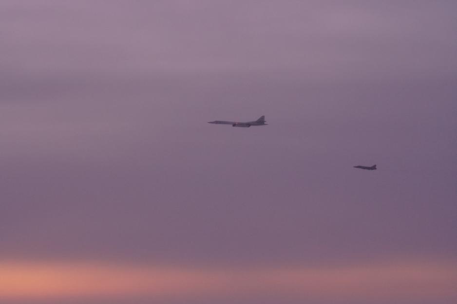 Den russiske flystyrken ble anført av to Tu-160 strategiske bombefly (Nato-betegnelse: Blackjack). Her er et av dem sammen med et MiG-31 jagerfly. (Foto: Luftforsvaret).