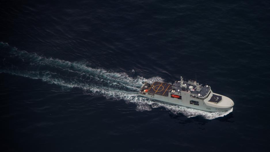 HMCS Harry DeWolf, et av Canadas arktiske patruljeskip, under den større canadiskledede marineøvelsen Operation Nanook i canadisk Arktis i august. Canadas marine får totalt seks skip av Harry DeWolf-klassen, med siste levering i 2027. Disse kan operere i farvann med opptil 1,5 meter tykk is. (Foto: Alex Fairbanks/USAs marine)