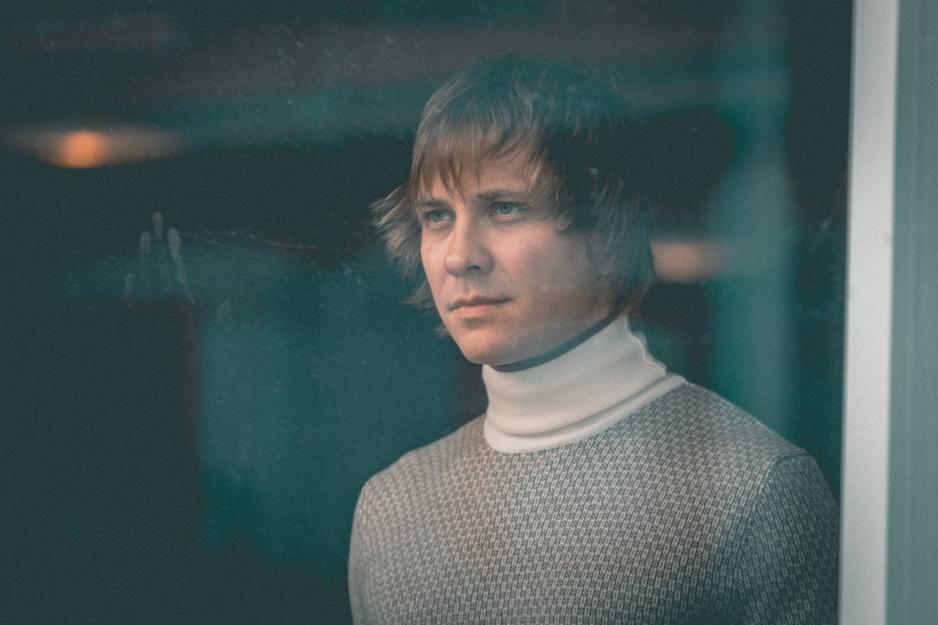 I møte med en verden der krig griper om seg, laget artist Herman «Manne» Rundberg joiken «Ráfi», som betyr fred på nordsamisk. I forlengelsen har han tatt initiativ til både en digital kulturfestival og støttekonserter for fred med navnet «Joik for peace». (Foto: Sverre Simonsen)