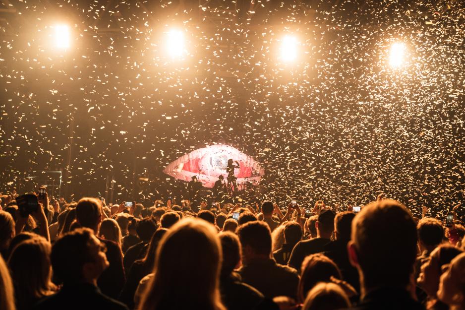 Iceland Airwaves er en verdenskjent årlig festival i Reykjavik, Island. Festivalen debuterte i en flyhangar ved Keflavík lufthavn i 1999 – og har siden spredt seg til den islandske hovedstadens platebutikker og kunstmuseer, barer og kirker, nattklubber og store scener. Bilde fra en tidligere utgave av festivalen. (Foto: Ásgeir Helgi)
