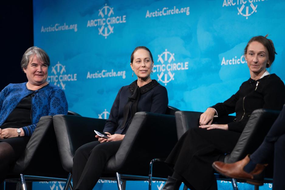Den norske diplomaten Inga Nyhamar (t.v.) i en panelsamtale om sikkerhet og forsvar på Arctic Circle. Her sammen med Sveriges arktiske ambassadør Louise Calais (midten) og Iris Ferguson, statssekretær for Arktis og global motstandsdyktighet i USAs forsvarsdepartementet. (Foto: Arctic Circle)