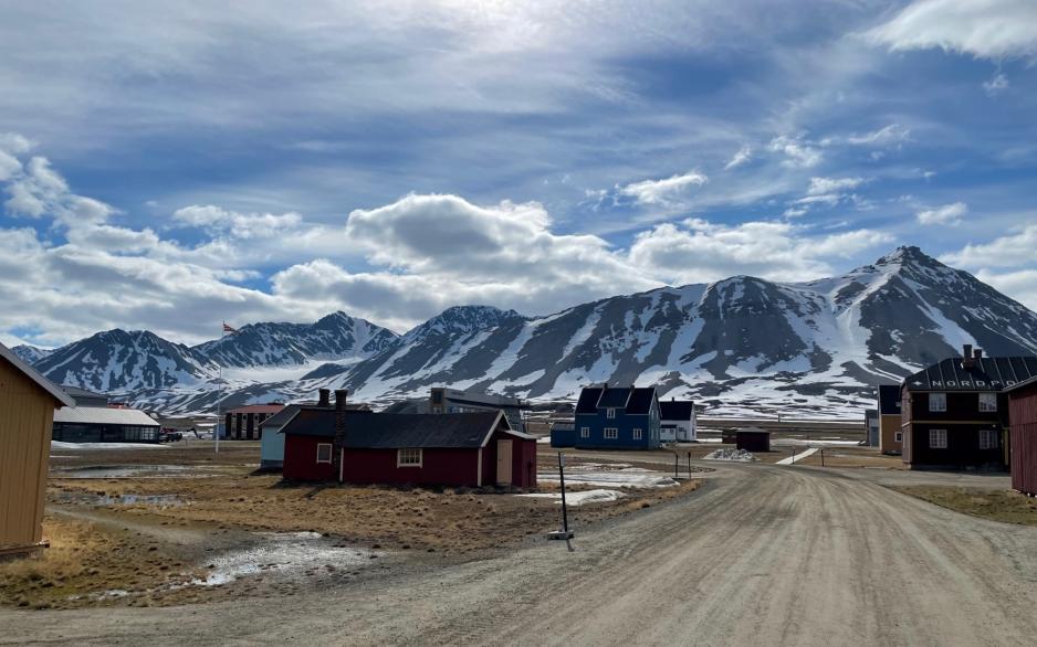 Samfunnet i Ny-Ålesund er lite, med et begrenset antall fastboende, som har ansvar for samfunnsdrift og for oppfølging av forskningsprosjekt og miljøovervåking. (Foto: Telenor) Ny-Ålesund
