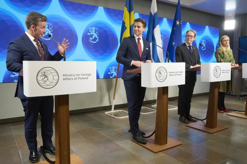 Denne uka dro Sveriges forsvarsminister Pål Jonson (ytterst t.v.) og utenriksminister Tobias Billström (tredje f.v.) til Helsinki for møter med sine finske kolleger, forsvarsminister Antti Häkkänen og utenriksminister Elina Valtonen. (Foto: Kimmo Räisänen/Finlands utenriksministerium)