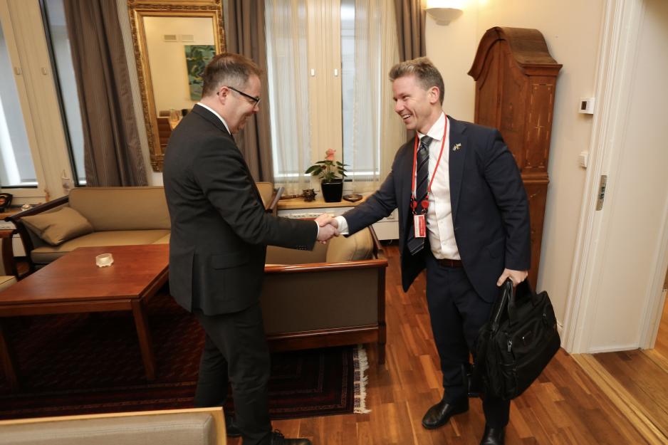 Sveriges forsvarsminister Pål Jonson (M) har drøftet spørsmål rundt bilateralt forsvarssamarbeid med USA med både Norges forsvarsminister Bjørn Arild Gram (Sp) og andre nordiske kolleger. Her fra et møte dem imellom i Oslo 1. november. (Foto: Asgeir Spange Brekke/Forsvarsdepartementet)