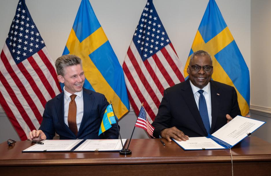 Sveriges forsvarsminister Pål Jonson (M) og USAs forsvarsminister Lloyd Austin (Det demokratiske partiet) i Pentagon ved signeringen av avtalen om bilateralt forsvarssamarbeid. Jonson er denne uka i USA for å styrke svensk-amerikansk samspill og fremme svensk forsvarsinnovasjon. (Foto: USAs forsvarsdepartement)