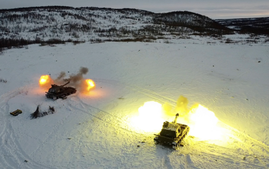 Nordflåtens landstyrker på Kolahalvøya har lidd store tap i krigen i Ukraina. Her trener soldater den 200. motoriserte infanteribrigade på skarpskyting i januar 2023 i Petsjenga, som grenser til Norge. Treningen ble ledet av instruktører med erfaring fra «den spesielle militæroperasjonen» i Ukraina. (Foto: Det russiske forsvarsministeriet)