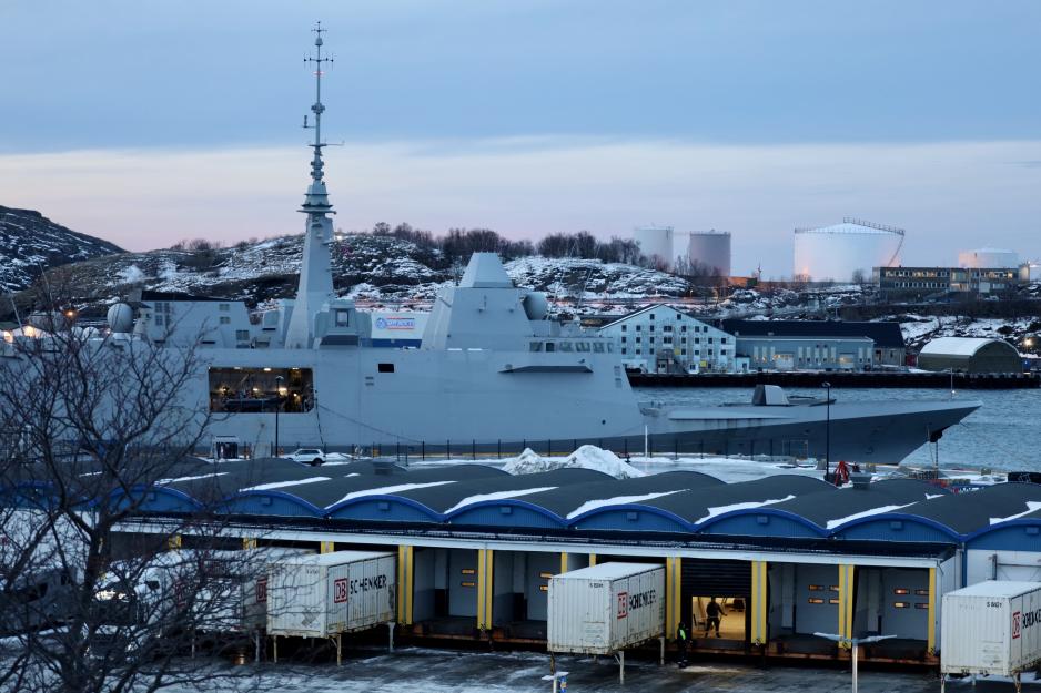 FS Bretagne har en ruvende skikkelse, men glir på andre vis inn i omgivelsene. Skipet er, som mange andre militære fartøy, konstruert slik at det skal være vanskelig å oppdage. For eksempel har det ingen små metalldeler på utsiden da slike former i størst grad reflekterer radarbølger. (Foto: Astri Edvardsen)