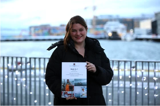 Fiskeri- og havminister Cecilie Myrseth med den nye kvotemeldingen. (Foto: NFD) Fiskeri- og havminister Cecilie Myrseth kvotemeldingen