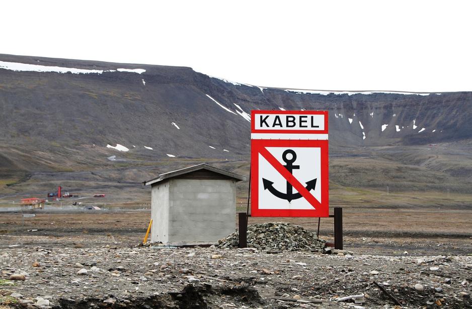 The Svalbard-Norway fibreoptic cable at its marine entry point at Hotellneset, northwest of Longyearbyen, Svalbard. The cable is owned by Space Norway, and operated by Telenor. It serves Svalbard with broadband. (Photo: Bjoertvedt - Own work, CC BY-SA 3.0) svalbardkabelen