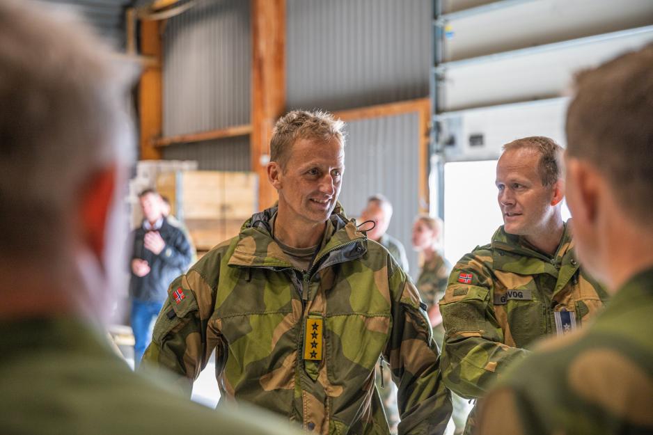 Forsvarssjefen på besøk på Evenes flystasjon