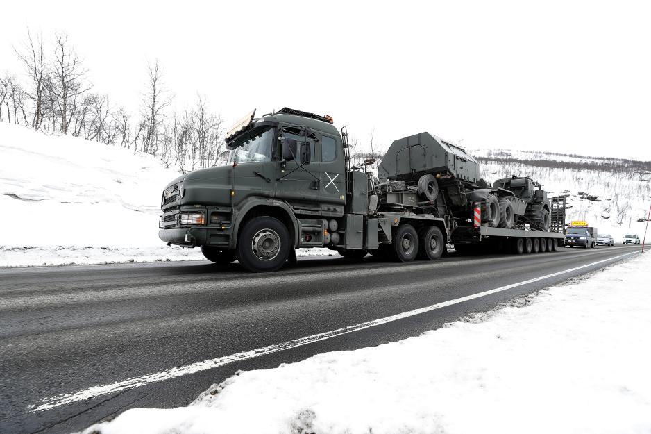 Nordic Response vil tidvis merkes godt på veier i Troms og Vest-Finnmark. For å orientere om øvelsen har Forsvaret holdt folkemøter i Alta og Kautokeino. – På folkemøtene og ved ankomst av allierte styrker for forberedelser til feltøvelsen, opplever vi at nordlendingene er positivt innstilte og forstår behovet for øvingsaktiviteten, sier Gjesdal. Bilde fra Cold Response 2022. (Foto: Thorbjørn Kjosvold/Forsvaret)