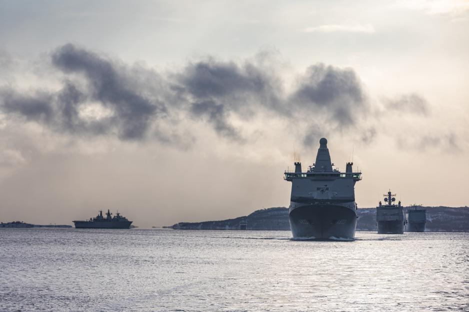 – Nordic Response vil bli en viktig milepæl innenfor videre nordisk integrasjon, og for vår nye regionplan for nordvest, framholdt lederen for Natos militærkomité, admiral Rob Bauer, i høst. Her seiler allierte fartøy i formasjon utenfor kysten av Nord-Norge under de integrerte øvelsene Joint Warrior og Joint Viking i 2023. (Foto: Odin Kjendalen/Forsvaret)