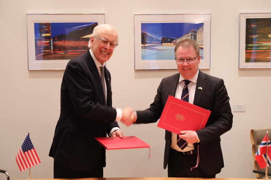 USAs ambassadør til Norge, Marc Nathanson, og Norges forsvarsminister Bjørn Arild Gram (Sp) ved signeringen av en reforhandlet tilleggsavtale om forsvarssamarbeid på fredag. Framover skal avtalen sendes på høring, og så behandles i Stortinget. (Foto: Asgeir Spange Brekke/Forsvarsdepartementet)