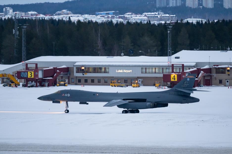 To amerikanske B-1B Lancer strategiske bombefly utfører for tida et Bomber Task Force-oppdrag ut fra Luleå-Kallax flystasjon i Norrbotten. – BTF-operasjoner gir amerikanske ledere strategiske alternativer for å berolige allierte og partnere, samtidig som de avskrekker potensiell aggresjon fra motstandere på tvers av kloden, uttaler USAs luftstyrker i Europa. (Foto: Jesper Sundström/Försvarsmakten)