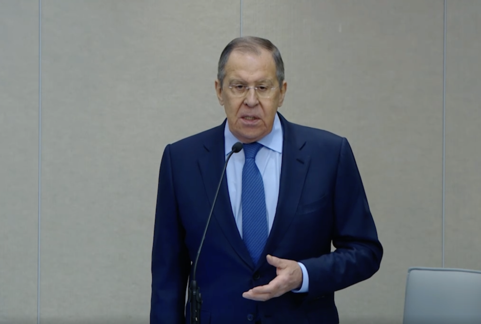 Russlands utenriksminister Sergej Lavrov trakk fram gunstige sider ved avtalene med Norge og USA om maritime avgrensninger da han i Statsdumaen ble bedt om å ta stilling til om avtalene burde sies opp. (Skjermdump fra Russlands utenriksministerium)