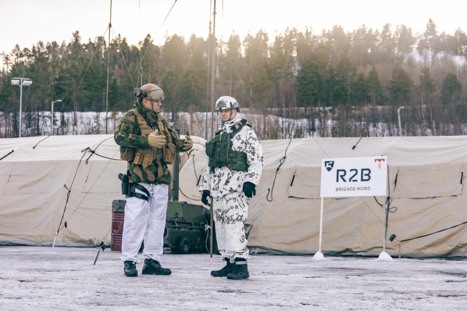 I Vest-Finnmark møtte Norges statsminister og Finlands president blant andre sjefene for de to landenes hærstyrker, henholdsvis generalmajor Lars Lervik (t.v) og generalløytnant Pasi Välimäki. Nordisk hærsamarbeid ble kanskje særlig synlig under Cold Response i mars 2022, en utgave av den norskledede øvingsserien som nå har blitt videreutviklet til Nordic Response. Nevnte år deltok Sverige og Finland med styrker i én felles brigade under kommandoen til den norske hæren. (Foto: Tor-Magnus Øverås/Forsvaret)