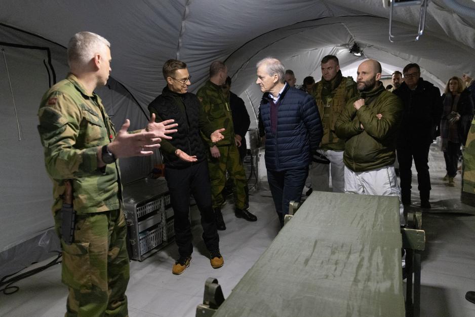President Stubb og statsminister Støres innledet sitt Nordic Response-besøk i Alta-området på et feltsykehus. Der fikk de en introduksjon i hvordan det fungerer med mobile sykehus som kan følge tropper også i avsidesliggende strøk. (Foto: Matti Porre/Finlands presidentembete)