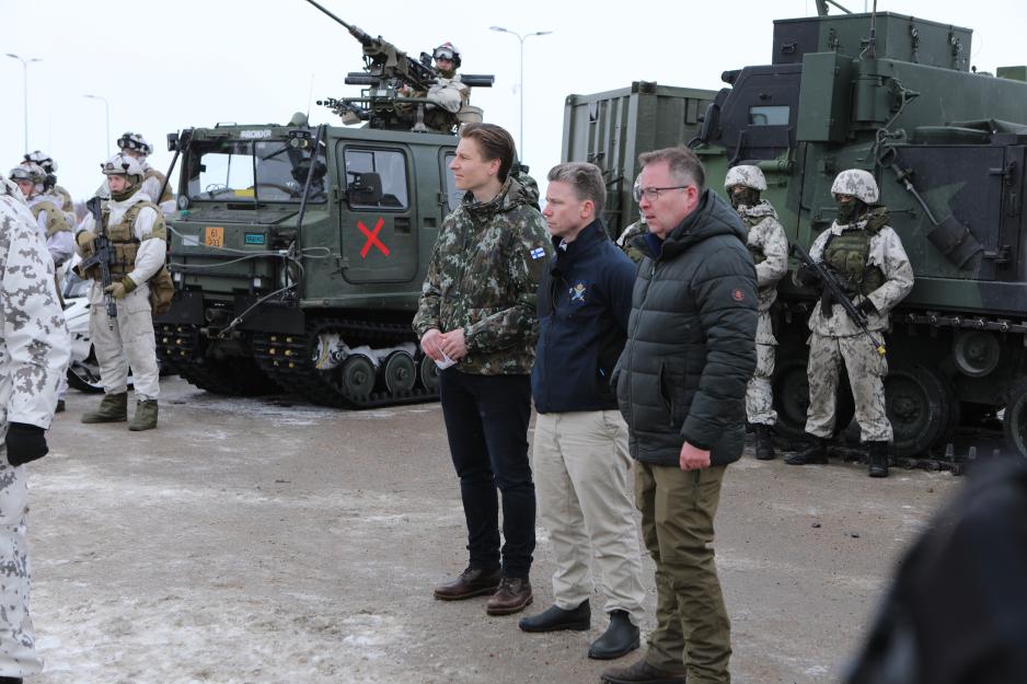 Forsvarsminister Bjørn Arild Gram (t.h.) sammen med Sverige og Finlands forsvarsministre, henholdsvis Pål Jonson (midten) og Antti Häkkänen, under et besøk ved militærøvelsen Nordic Response sist lørdag. De var til stede da finske og svenske stormpanservogner for første gang krysset den finsk-norske grensen som Nato-allierte – da ved Kivilompolo grensestasjon sør for Alta. (Foto: Asgeir Spange Brekke/Forsvarsdepartementet)