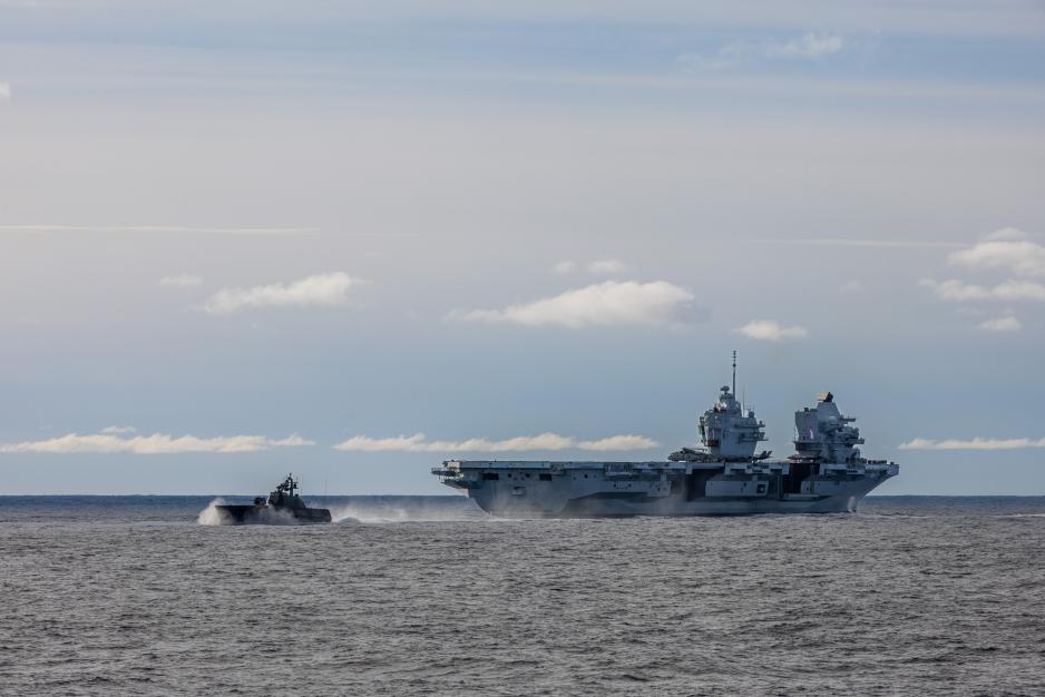 HMS Prince of Wales seiler her utenfor kysten av Nord-Norge med den norske korvetten KNM Gnist. Førstnevnte er et av Storbritannias to hangarskip, begge i Queen Elizabeth-klassen. Disse kan bære opptil 36 F-35B kampfly og fire helikoptre. F-35B likner visuelt sett mye på F-35-A-modellen som Norge har, men kan utføre vertikal landing og lette på en svært kort rullebane. (Foto: Catharina Molland Dale/Forsvaret)