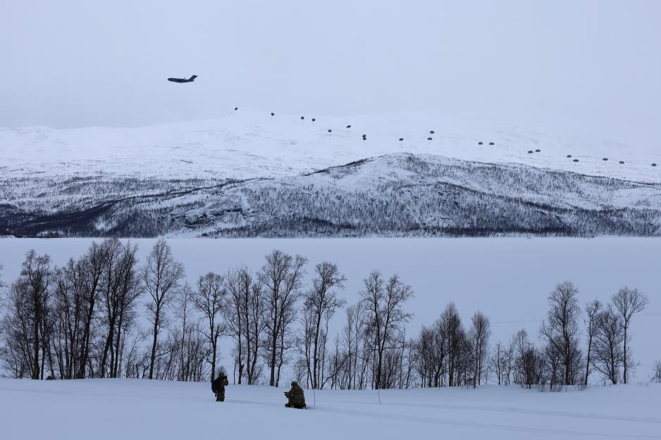 Fra fallskjermhopp ved Takvatnet, indre Troms