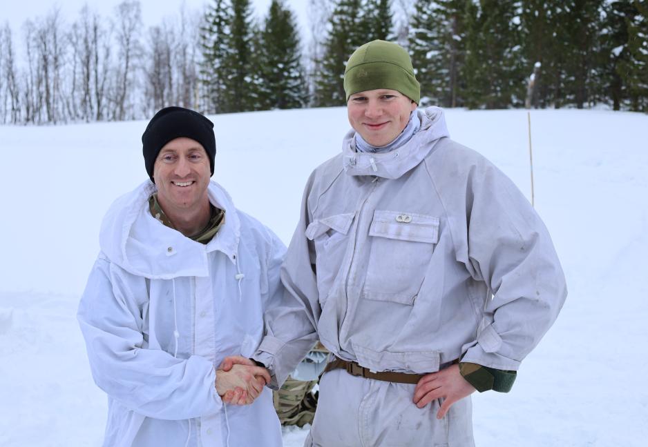 Matias Navelsaker (til høyre) er tidligere fallskjermjeger