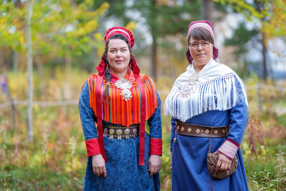 Sametingspresident Silje Karine Muotka (NSR) og sametingsråd Berit Marie P.E. Eira (JSL). (Foto: Ørjan Marakatt Bertelsen) Samerådet 2023. Foto: Ørjan Marakatt Bertelsen
