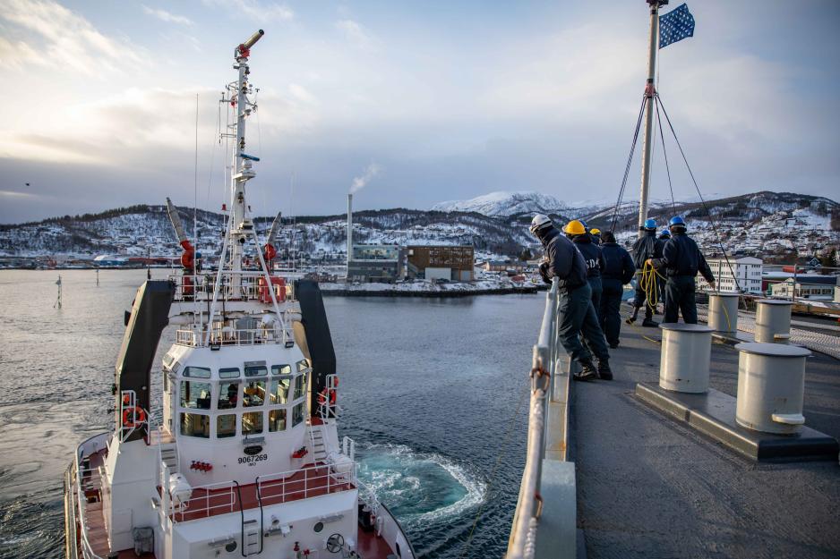 USS Gunston Hall seiler ut fra Harstad havn onsdag. (Foto: Danielle Serocki/USAs marine)