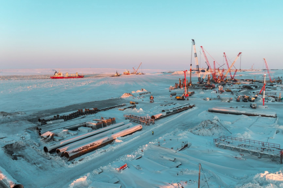 Photo showing cranes and pilings being unloaded at Sever Bay. (Source: RN-Vankor, a subsidiary of Rosneft) Vostok Dock construction