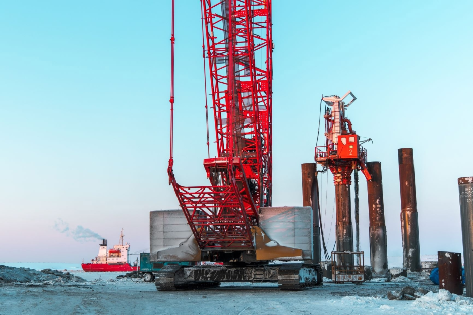 Photo showing the first pilings being driven into the ground. (Source: RN-Vankor, a subsidiary of Rosneft) Vostok Dock construction