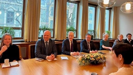 Statsminister Jonas Gahr Støre – flankert av finansminister Trygve Slagsvold Vedum og forsvarsminister Bjørn Arild Gram – under dagens møte i Stortinget. Regjeringen har hatt jevnlige møter med representanter for de ulike partiene i tinget for å utvikle bred enighet rundt hovedlinjene i den nye langtidsplanen for Forsvaret. (Foto: Marita I. Wangberg/Statsministerens kontor)