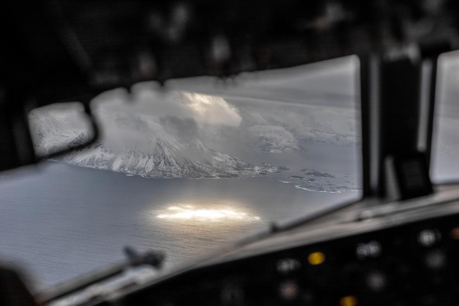 Utsikt over nordnorsk kyst fra et amerikansk P-8 Poseidon maritimt overvåkningsfly. Norge har kjøpt fem slike fly fra USA, og venter levering av det siste i 2026. Disse har hovedbase på Evenes flystasjon i Nordland, som ble norsk-amerikansk militærbase i 2022. Ut fra denne utvikles samvirke rundt maritim situasjonsforståelse. Amerikanske P-8 utfører også regelmessige overvåkningsoperasjoner ut fra Keflavík flystasjon på Island. (Foto: Onar Digernes Aase/Forsvaret)