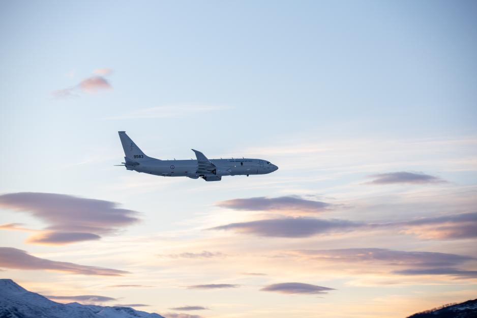 Et av Norges nye Poseidon P-8 maritime patruljefly på vei ut på oppdrag fra Evenes flystasjon i Nordland, hovedbasen for disse flyene. Det femte og siste flyet ventes levert i 2026. For økt operativ effekt foreslår regjeringen anskaffelse av en P-8-simulator i ny langtidsplan for Forsvaret. (Foto: Tiril Haslestad/Forsvaret) Et av Norges nye Poseidon P-8 maritime patruljefly på vei ut på oppdrag fra Evenes flystasjon i Nordland, hovedbasen for disse flyene. Det femte og siste flyet ventes levert i 2026. For økt operativ effekt foreslår regjeringen anskaffelse av en P-8-simulator i ny langtidsplan for Forsvaret. (Foto: Tiril Haslestad/Forsvaret)