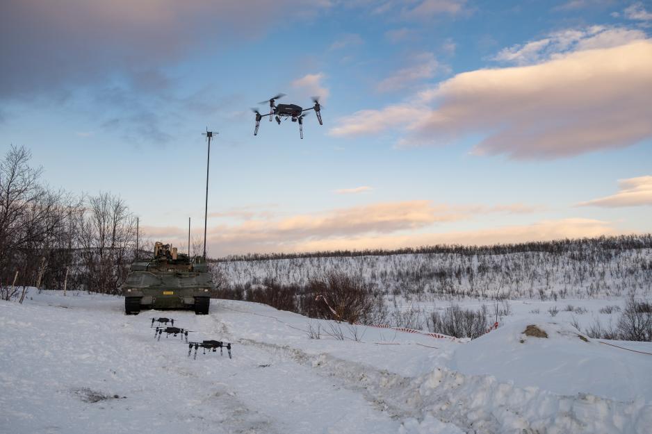En dronesverm styres fra en CV90 kampvogn i Finnmark under den store militærøvelsen Nordic Response i mars. Disse kapasitetene opereres her av styrker i Morgendagens kampenhet ved Hærens våpenskole, som samarbeider tett med Forsvarets forskningsinstitutt. Framover vil instituttet etablere innovasjonsvirksomhet i Nord-Norge. (Foto: Ole-Sverre Haugli/Forsvaret)