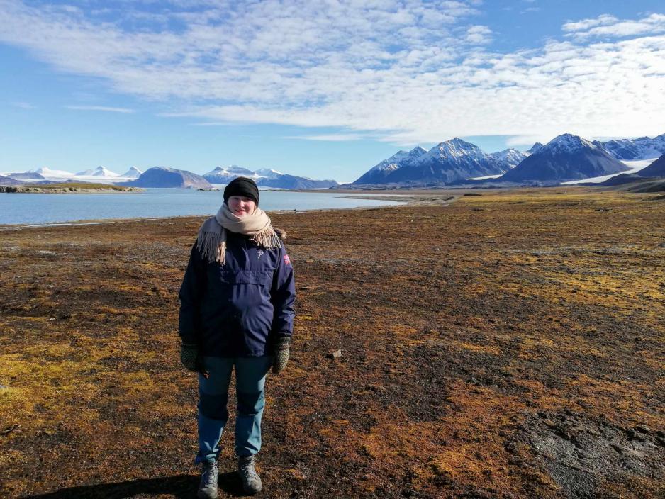 Stipendiat ved Nord Universitet, Tiril Vold Hansen, under sitt feltarbeid på Svalbard i 2022. Hennes forskning er nå publisert i tidsskriftet Polar Record og omhandler kampen om symbolsk kapital i energiomstillingen på Svalbard. (Foto: Privat) Tiril Vold Hansen