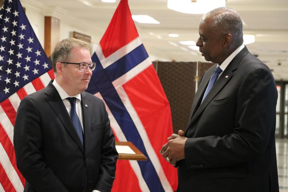 Norges forsvarsminister Bjørn Arild Gram (Sp) besøkte nylig USAs forsvarsminister Lloyd Austin (Det demokratiske partiet) ved Pentagon, og presenterte den nye langtidsplanen for norsk forsvarssektor. – USA har en spesiell rolle innenfor sikkerhet i nordområdene. USA er vår mest verdsatte, pålitelige og betydningsfulle allierte. Gjennom langtidsplanen forplikter vi oss til å styrke forholdet vårt ytterligere. Vi investerer mer i vår evne til å støtte amerikansk nærvær i Norge, uttalte Gram. (Foto: Elisabeth