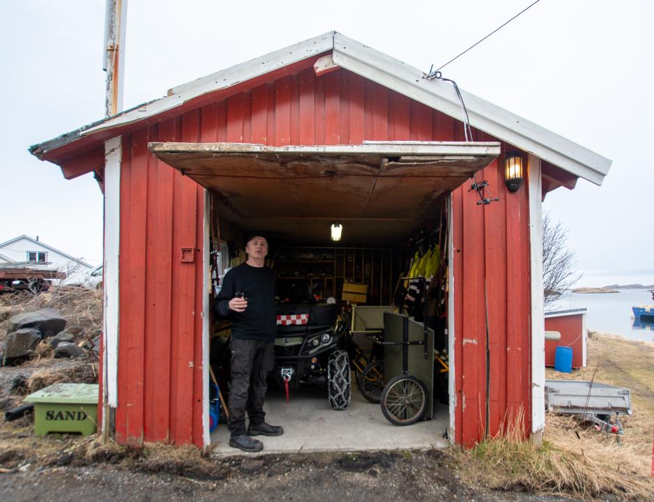 Brannsjef på Helligvær, Tor Inge Olaussen, ved branngarasjen