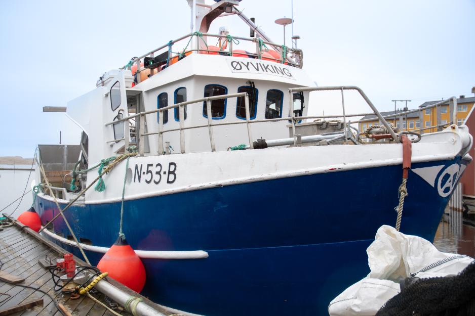 "Øyviking" ligger til kai på Helligvær